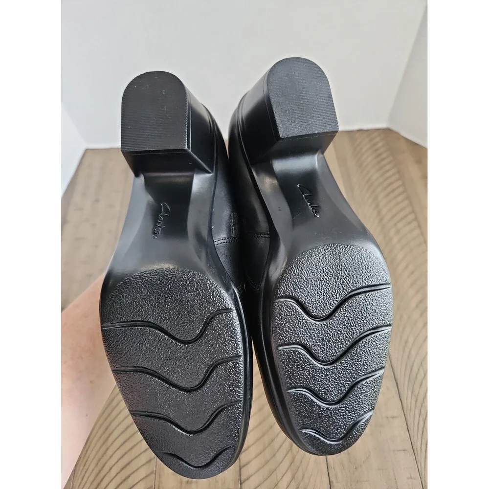 Clarks Emslie Summit Shootie 8.5 Black Leather Block Heel Minimalist Comfort